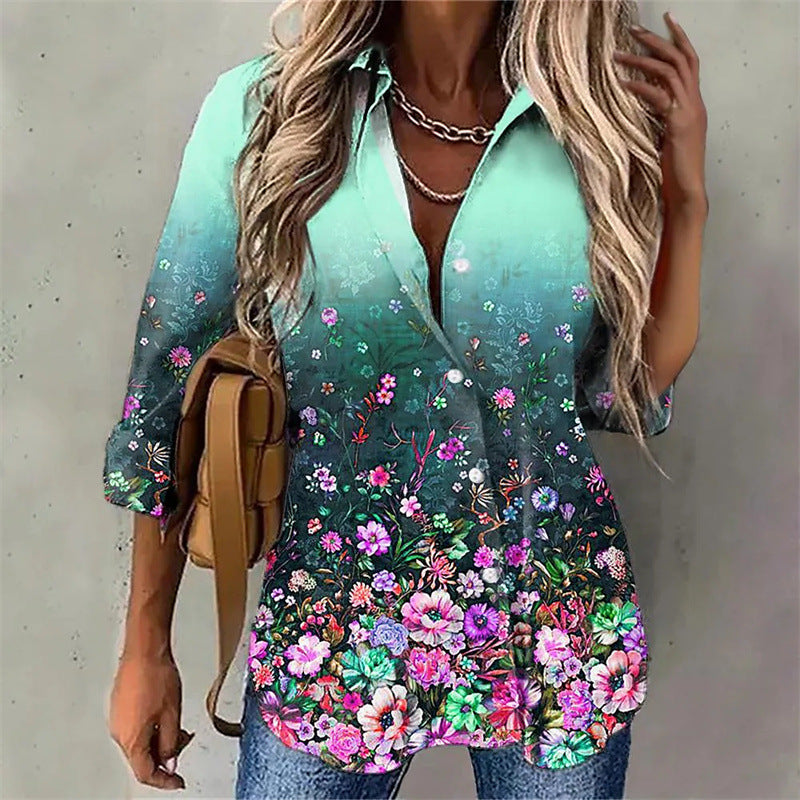 Dame skjortblus med blommig design och elegant färgövergång Mirla-Eva Jonsson