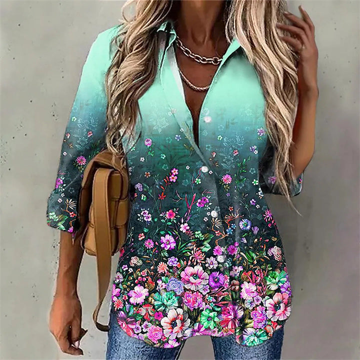 Dame skjortblus med blommig design och elegant färgövergång Mirla-Eva Jonsson