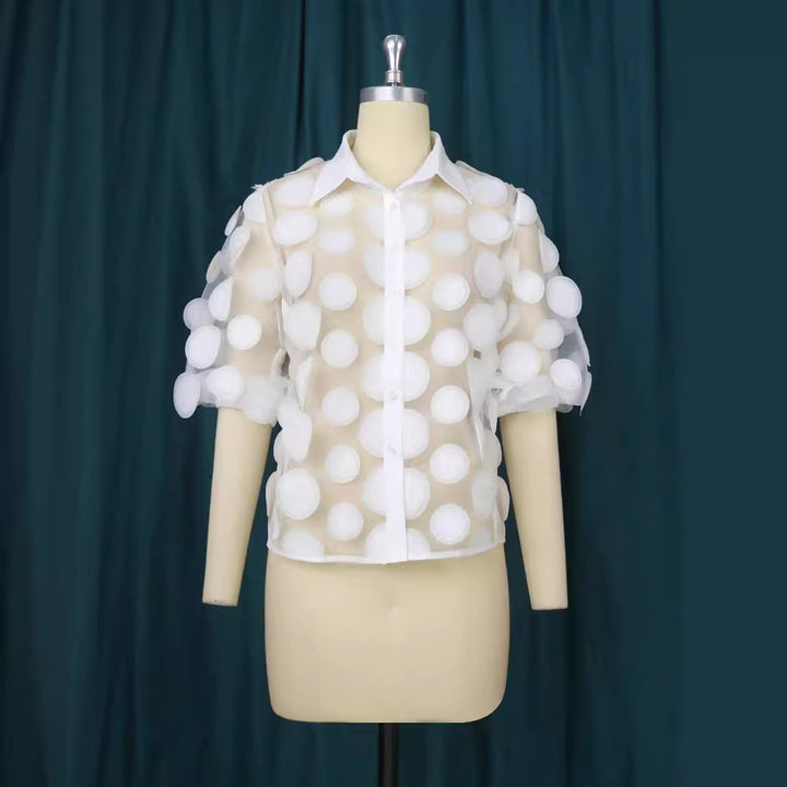 Dame skjortblus med transparent material och voluminösa 3D-prickar Mirla-Eva Jonsson