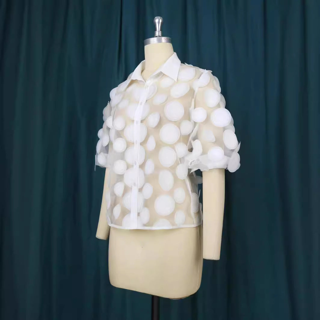 Dame skjortblus med transparent material och voluminösa 3D-prickar Mirla-Eva Jonsson
