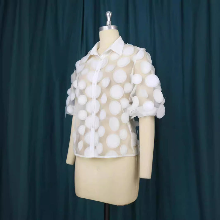 Dame skjortblus med transparent material och voluminösa 3D-prickar Mirla-Eva Jonsson