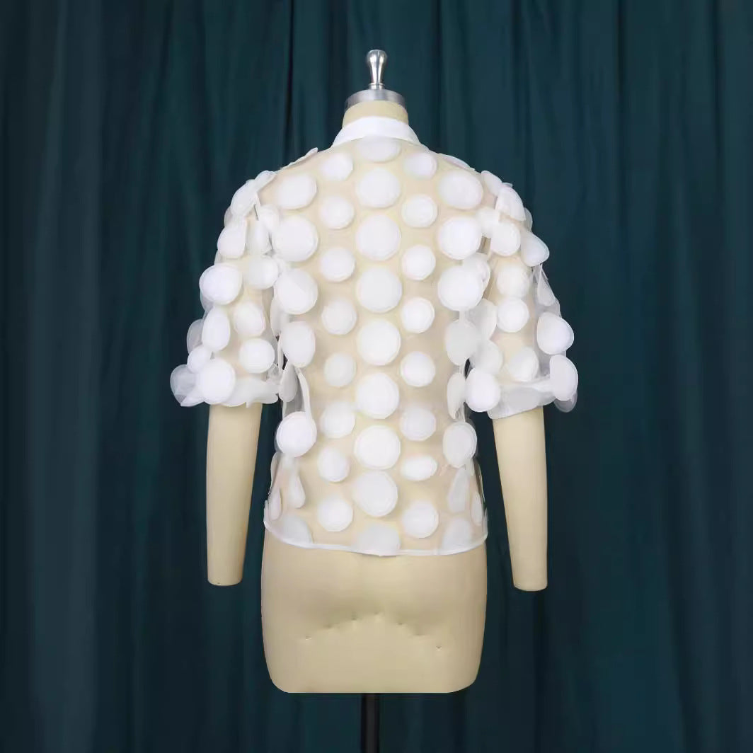 Dame skjortblus med transparent material och voluminösa 3D-prickar Mirla-Eva Jonsson