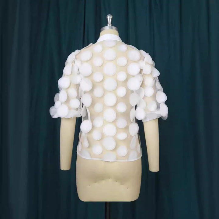 Dame skjortblus med transparent material och voluminösa 3D-prickar Mirla-Eva Jonsson
