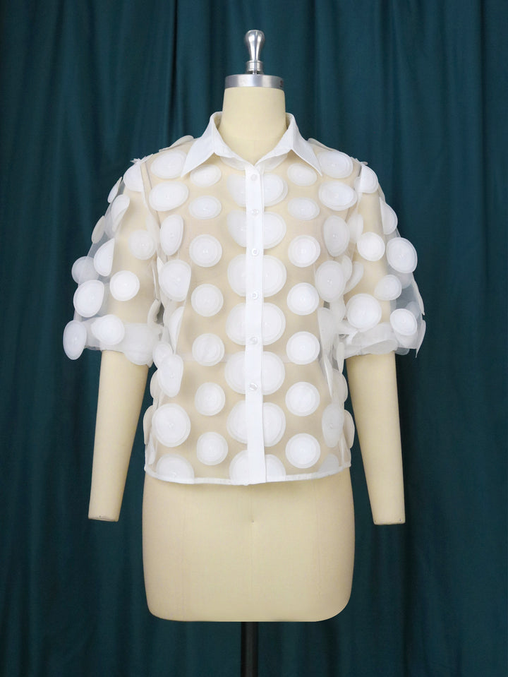 Dame skjortblus med transparent material och voluminösa 3D-prickar Mirla-Eva Jonsson