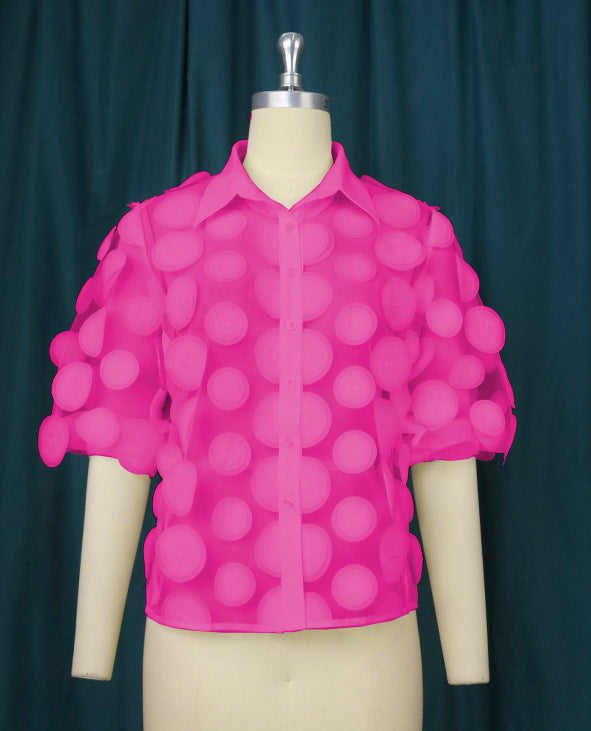Dame skjortblus med transparent material och voluminösa 3D-prickar Mirla-Eva Jonsson