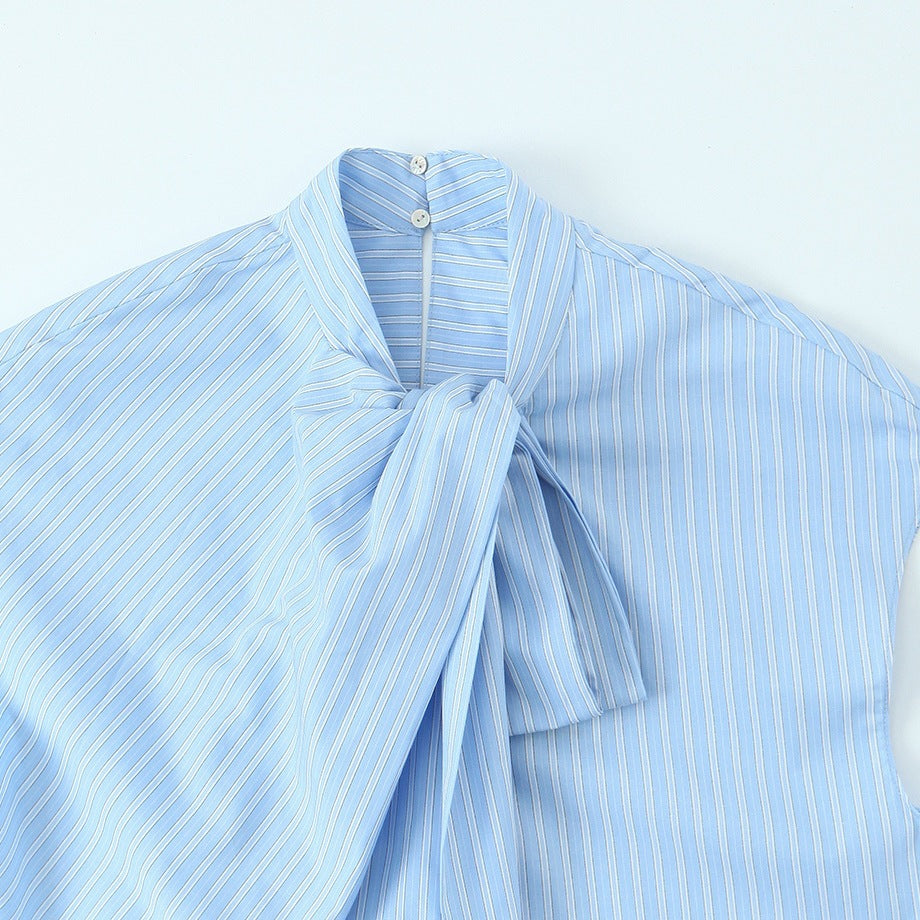 Dame skjortebluse med dekorativ sløyfe og elegant stripete design Mirla-Eva Jonsson