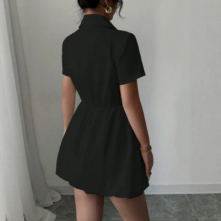 Dame skjortklänning med tidlös silhuett och figursytt design Mirla-Eva Jonsson