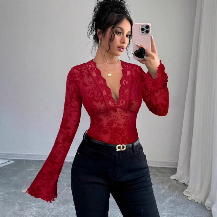 Dame spets bodysuit med djup V-hals och romantiska volangdetaljer Mirla-Eva Jonsson
