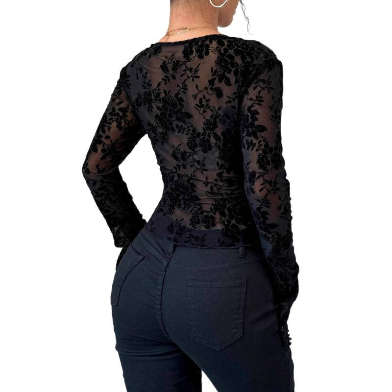 Dame spets bodysuit med djup V-hals och romantiska volangdetaljer Mirla-Eva Jonsson