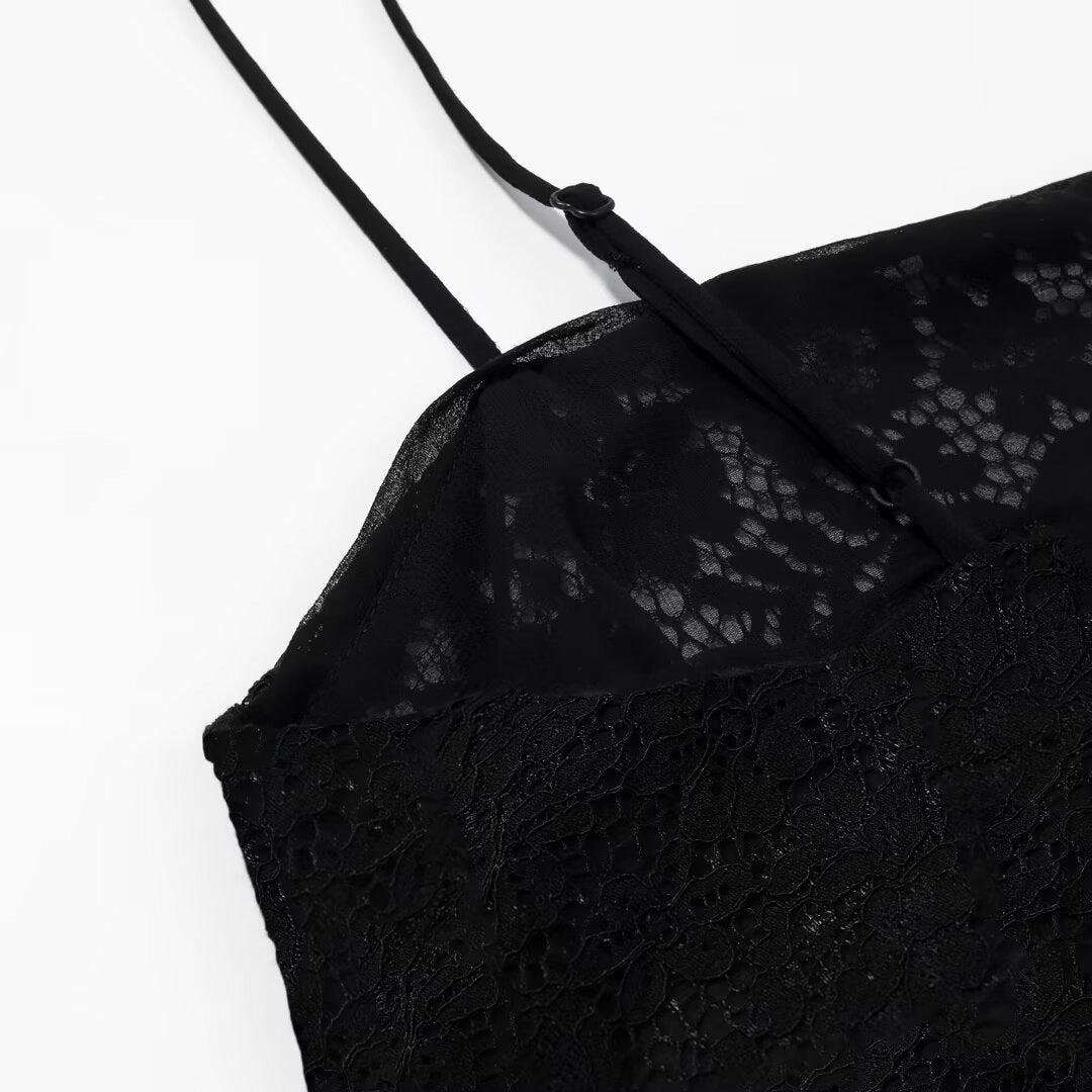 Dame-spets-camisole med asymmetrisk snitt och dekorativa axelband Mirla-Eva Jonsson