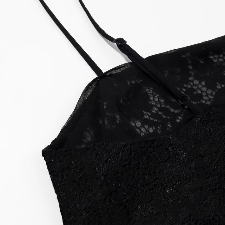 Dame-spets-camisole med asymmetrisk snitt och dekorativa axelband Mirla-Eva Jonsson