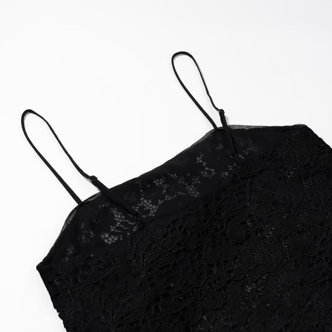 Dame-spets-camisole med asymmetrisk snitt och dekorativa axelband Mirla-Eva Jonsson