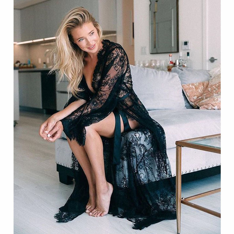 Dame spets kimono med eleganta virkade mönster och svängande fåll Mirla-Eva Jonsson