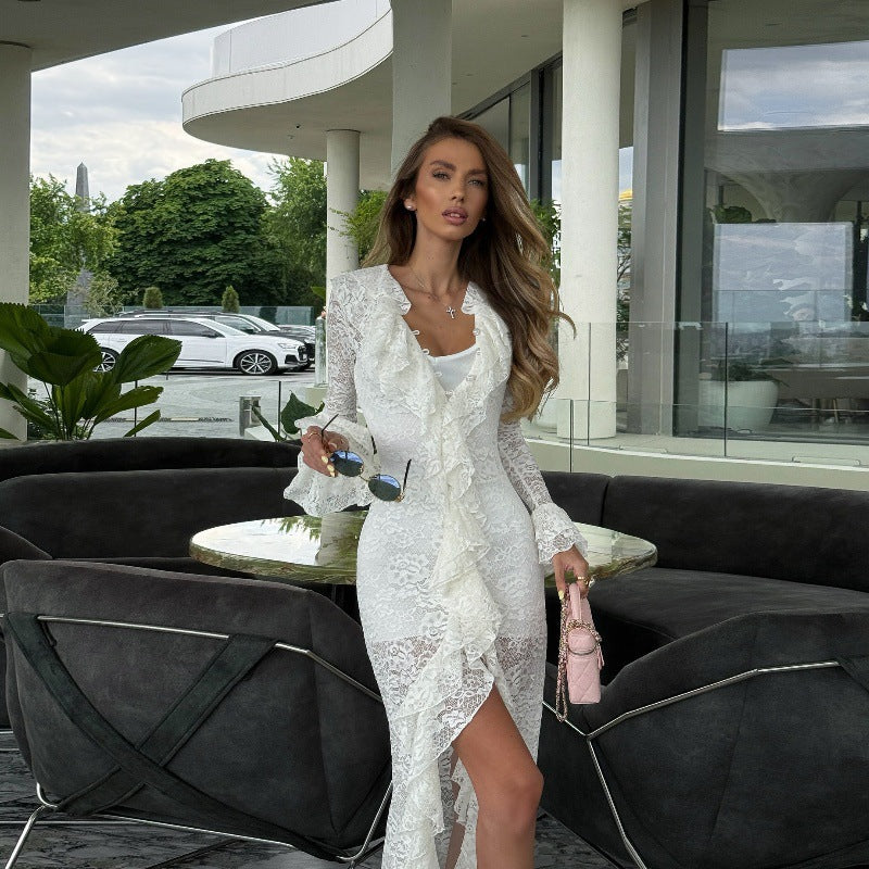 Dame spets maxi klänning med voluminösa ruffle detaljer och sidoficka Mirla-Eva Jonsson