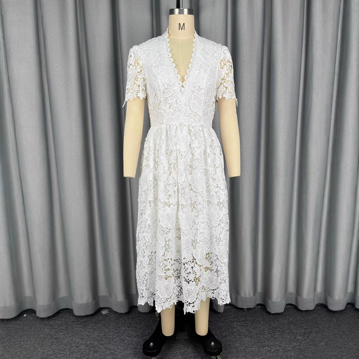 Dame spets midi klänning med elegant V-ringning och vintage volang detaljer Mirla-Eva Jonsson