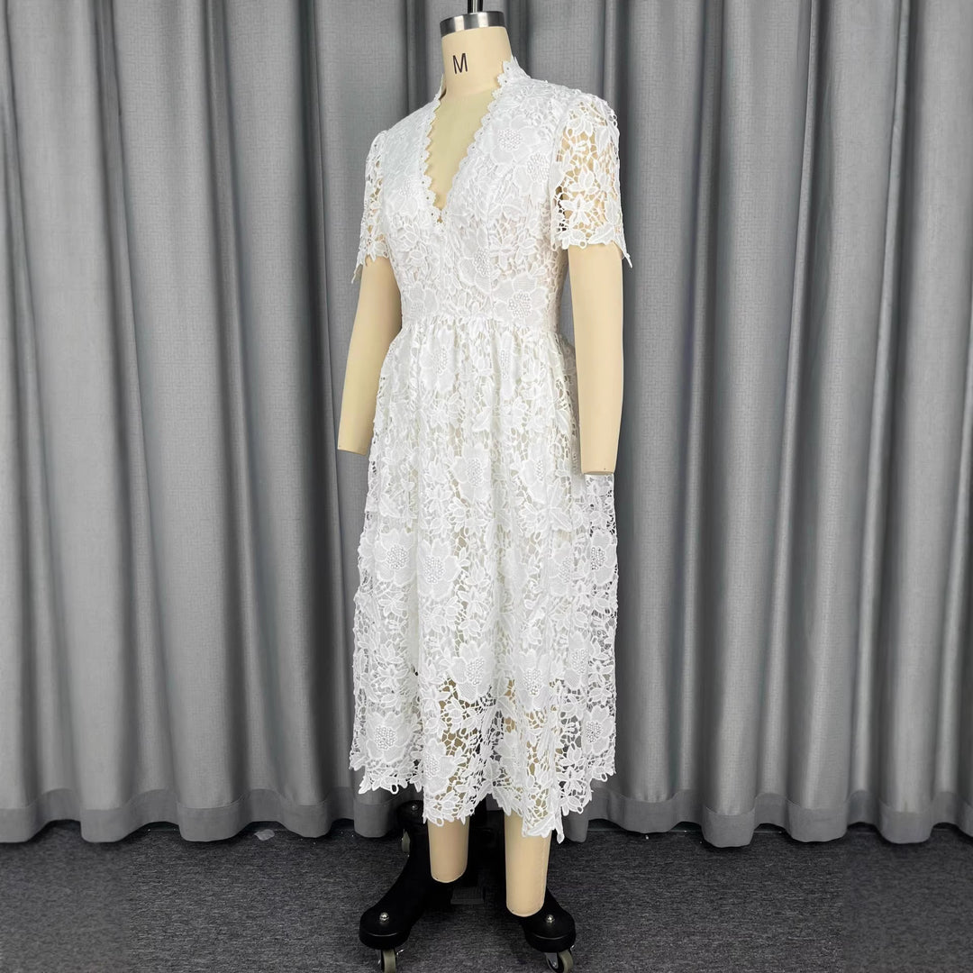 Dame spets midi klänning med elegant V-ringning och vintage volang detaljer Mirla-Eva Jonsson