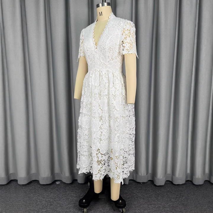 Dame spets midi klänning med elegant V-ringning och vintage volang detaljer Mirla-Eva Jonsson