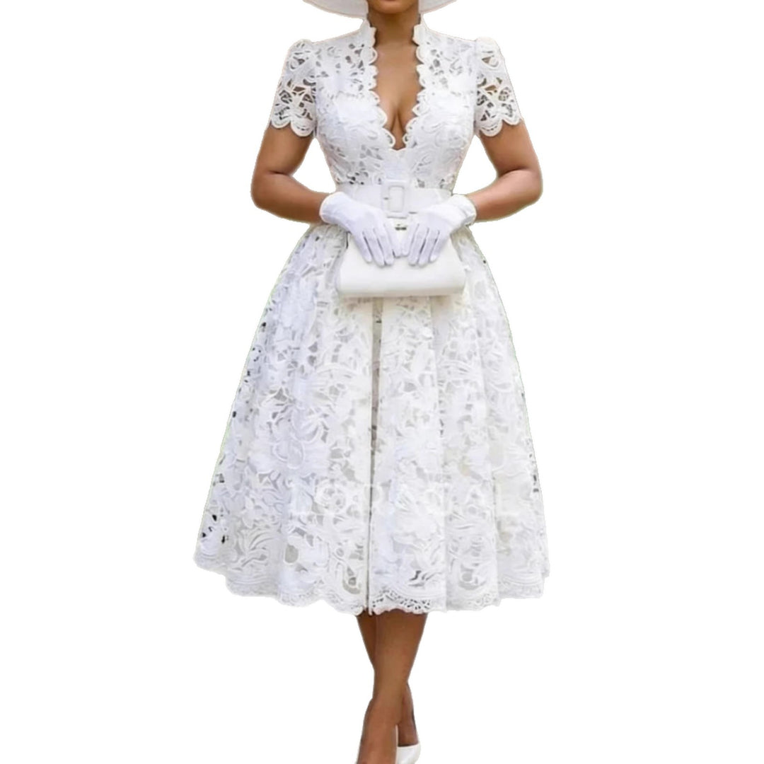 Dame spets midi klänning med elegant V-ringning och vintage volang detaljer Mirla-Eva Jonsson