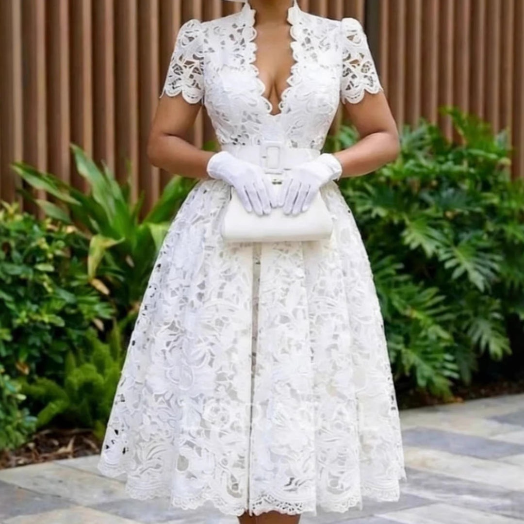 Dame spets midi klänning med elegant V-ringning och vintage volang detaljer Mirla-Eva Jonsson