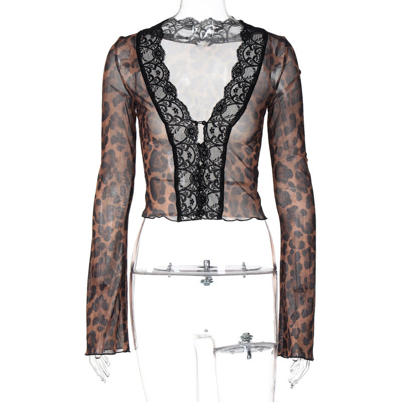 Dame spetsblus med leopardmönster och djup V-ringning Mirla-Eva Jonsson