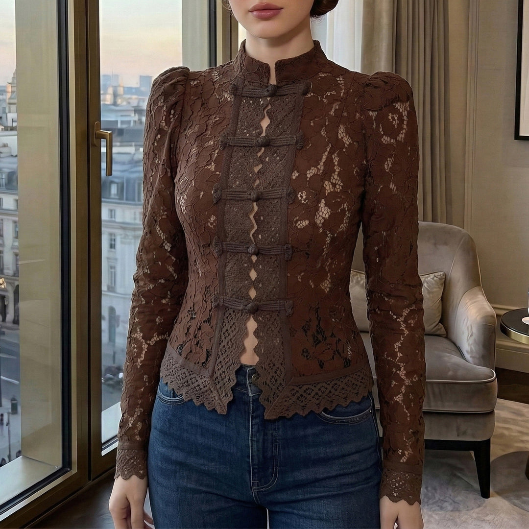 Dame spetsblus med strukturerade detaljer och elegant ståkrage Mirla-Eva Jonsson