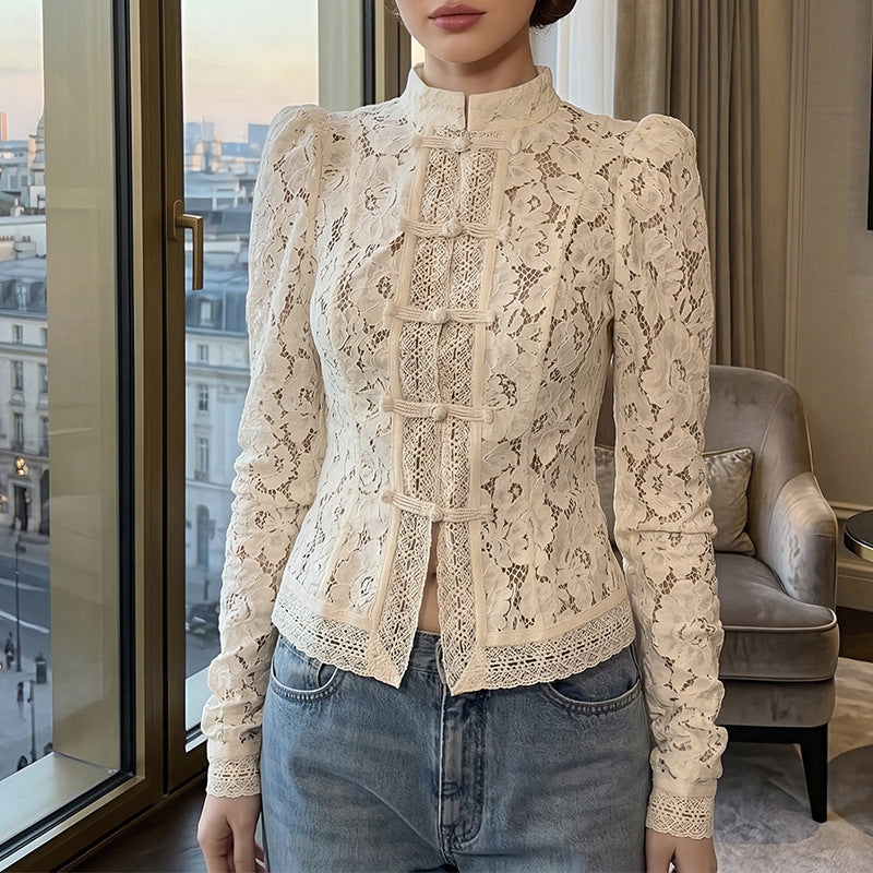 Dame spetsblus med strukturerade detaljer och elegant ståkrage Mirla-Eva Jonsson