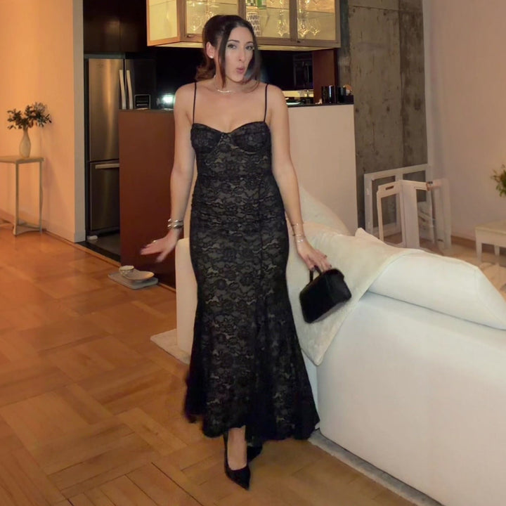 Dame spetsklänning med mjuka konturer och strapless design Mirla-Eva Jonsson