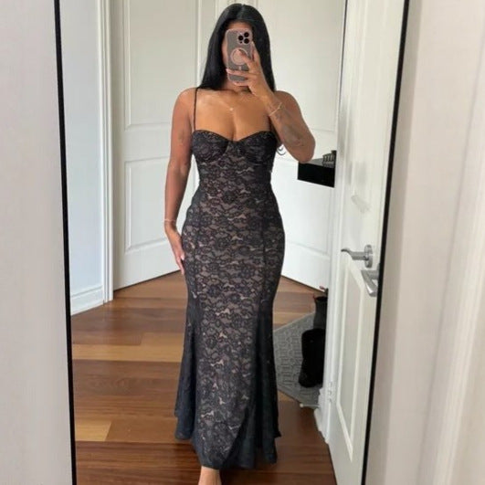 Dame spetsklänning med mjuka konturer och strapless design Mirla-Eva Jonsson