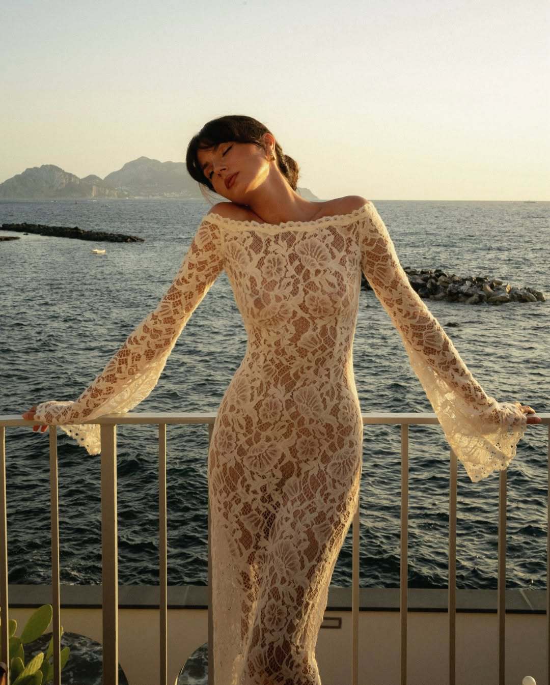 Dame spetsklänning med off-shoulder-design Mirla-Eva Jonsson