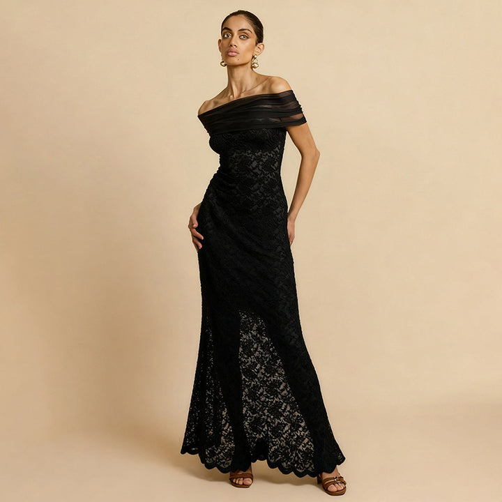 Dame spetsmaxiklänning med off-shoulder design och elegant draperingseffekt Mirla-Eva Jonsson
