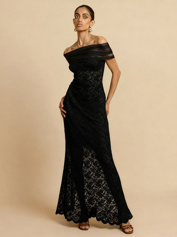 Dame spetsmaxiklänning med off-shoulder design och elegant draperingseffekt Mirla-Eva Jonsson