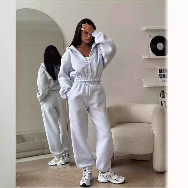 Dame sportigt crop-top och bekväma joggingbyxor Mirla-Eva Jonsson