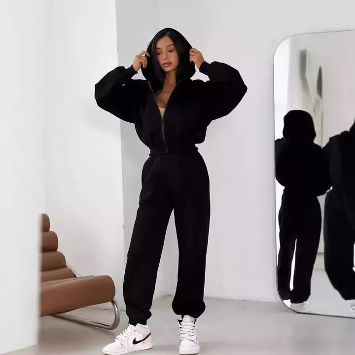 Dame sportigt crop-top och bekväma joggingbyxor Mirla-Eva Jonsson