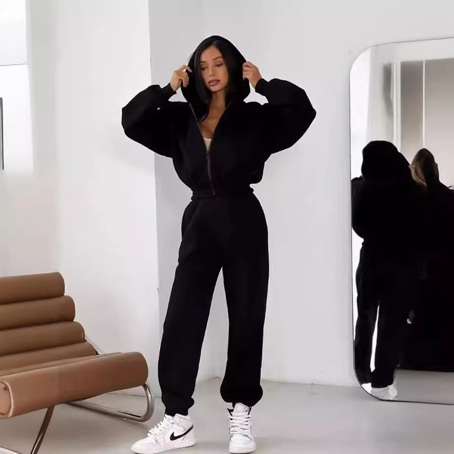 Dame sportigt crop-top och bekväma joggingbyxor Mirla-Eva Jonsson