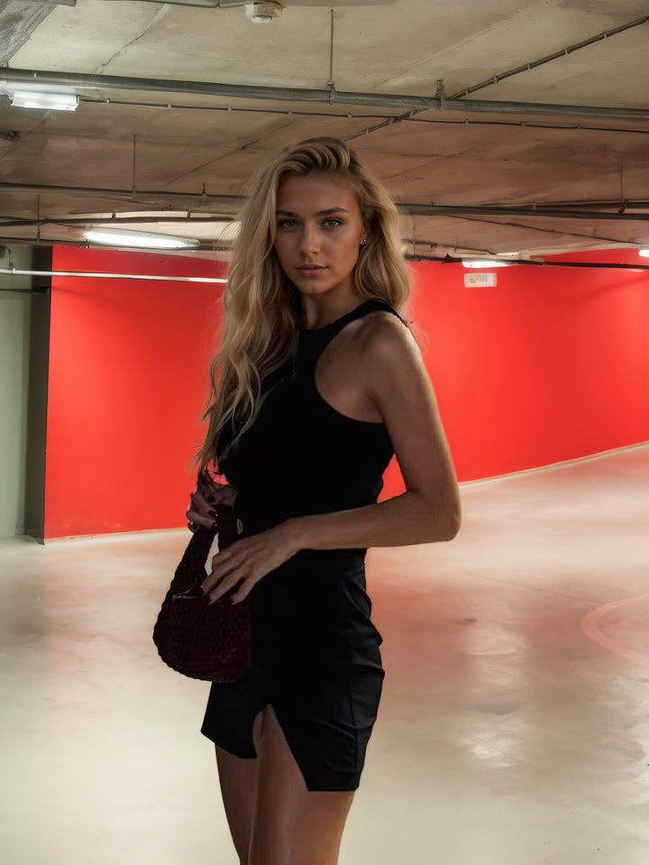 Dame sporty mini-dress med djup slit och asymmetrisk design Mirla-Eva Jonsson