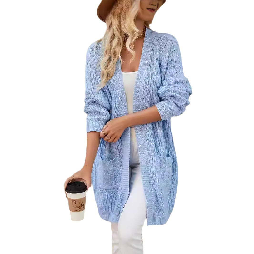 Dame stickad cardigan med stora fickor och modern flätmönster Mirla-Eva Jonsson