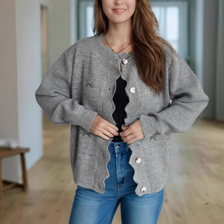 Dame stickad jacka med lekfull knappdetalj och vacker struktur Eva Jonsson-Eva Jonsson