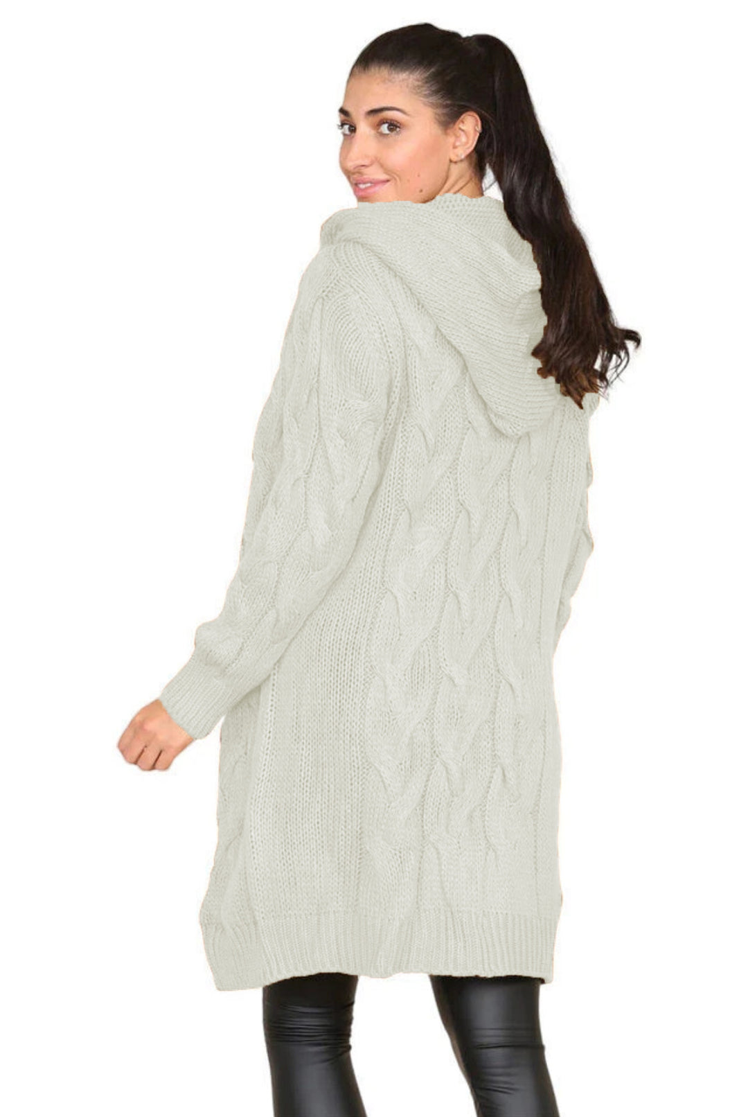 Dame stickad jacka med oversized snitt och konstfullt kabelmönster Eva Jonsson-Eva Jonsson