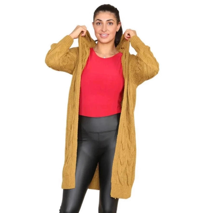 Dame stickad jacka med oversized snitt och konstfullt kabelmönster Eva Jonsson-Eva Jonsson