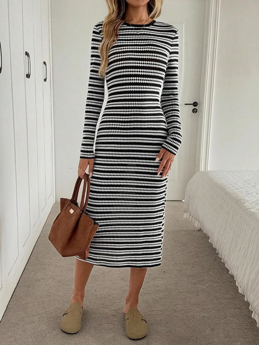 Dame stickad klänning i elegant ribbdesign med långa ärmar Mirla-Eva Jonsson