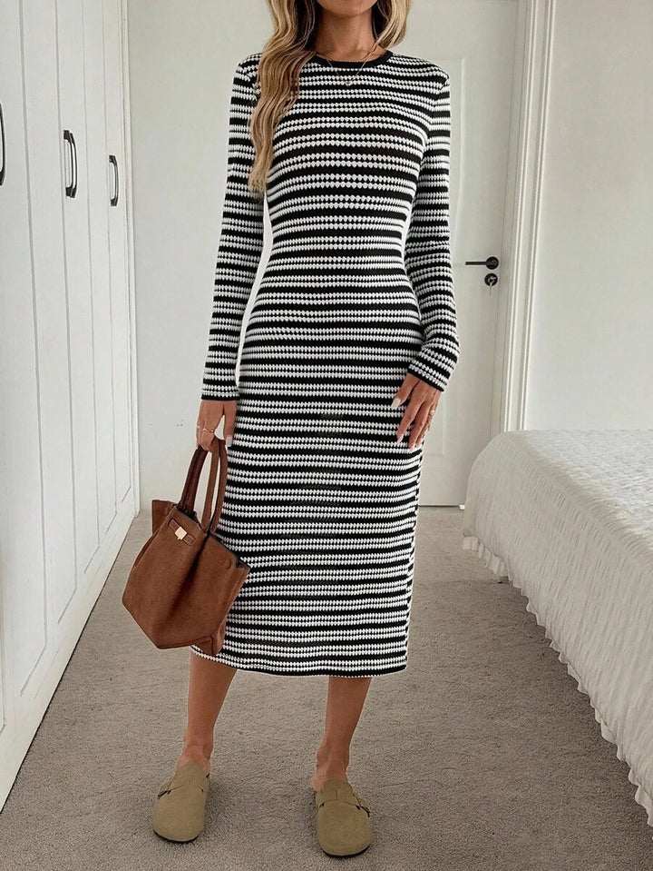 Dame stickad klänning i elegant ribbdesign med långa ärmar Mirla-Eva Jonsson