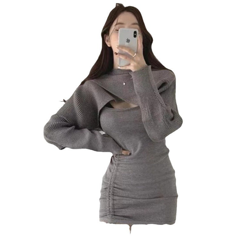 Dame stickad klänning med asymmetrisk halsringning och rynkat design Eva Jonsson-Eva Jonsson