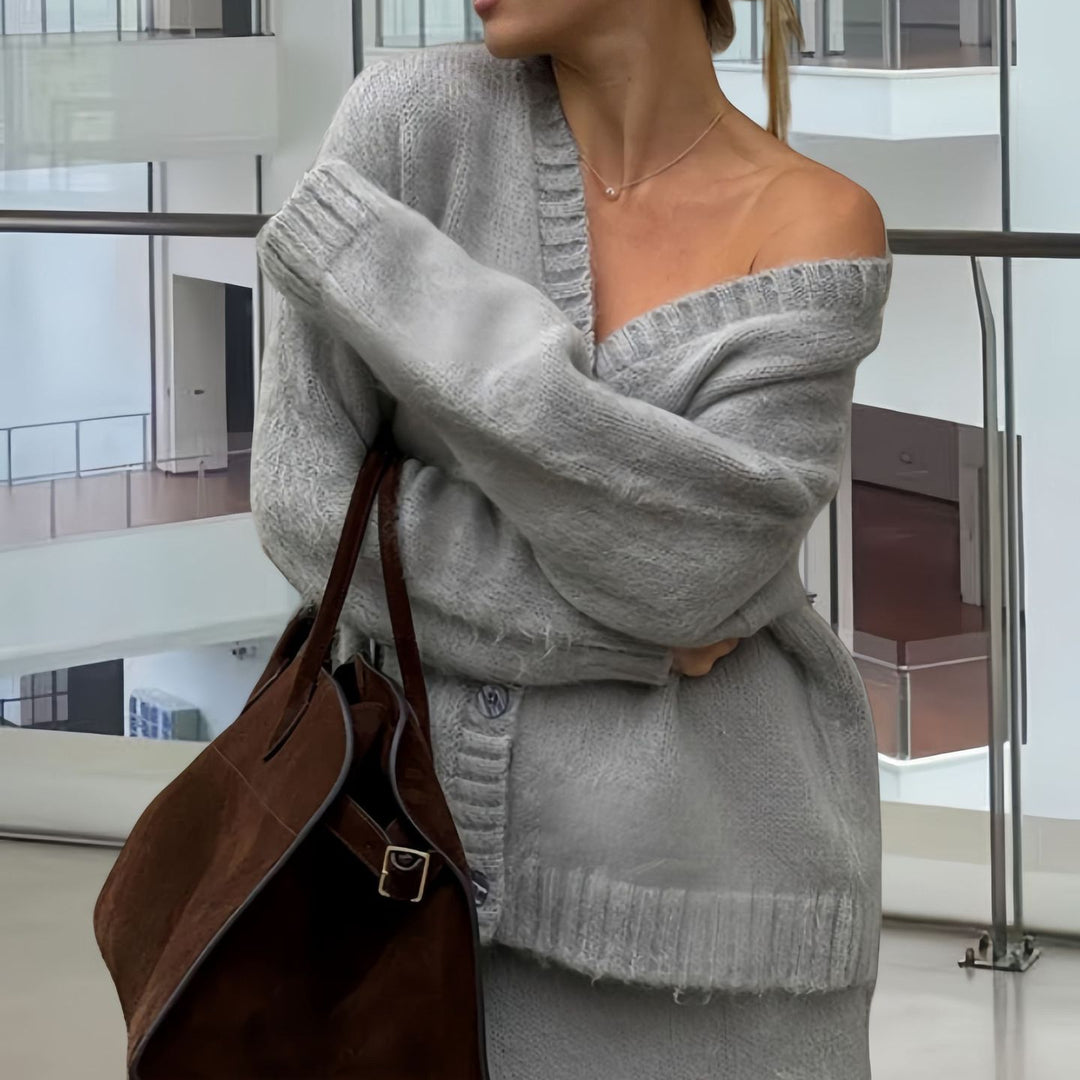 Dame stickad klänning med djup V-ringning och mjukt mohair-material Mirla-Eva Jonsson