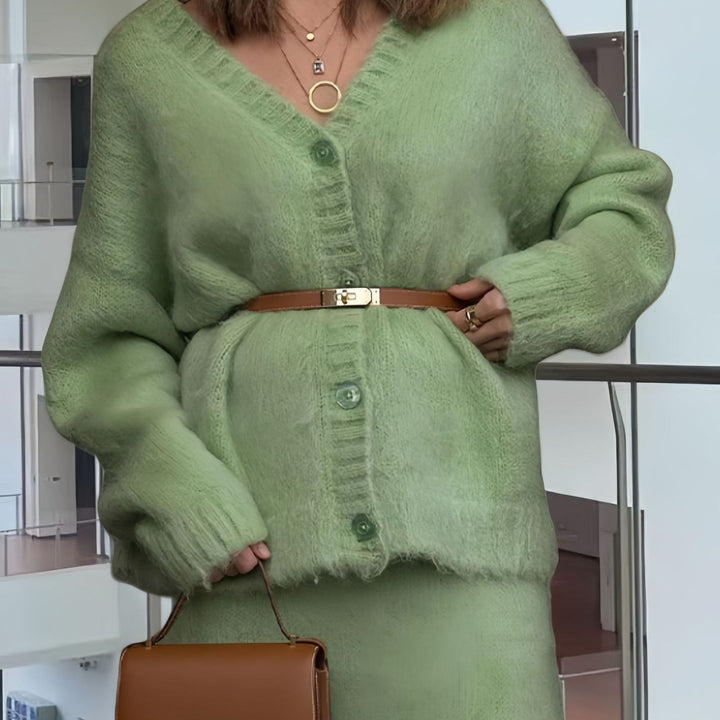 Dame stickad klänning med djup V-ringning och mjukt mohair-material Mirla-Eva Jonsson