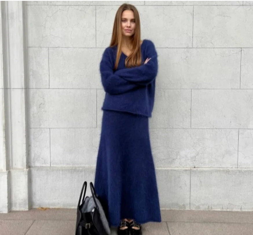 Dame stickad klänning med djup V-ringning och mjukt mohair-material Mirla-Eva Jonsson