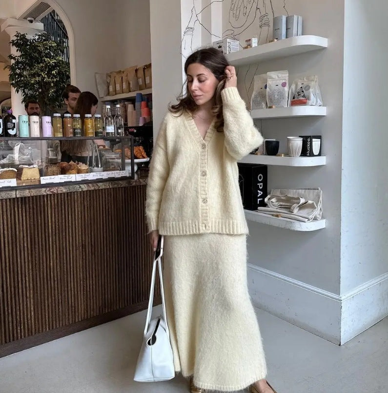 Dame stickad klänning med djup V-ringning och mjukt mohair-material Mirla-Eva Jonsson