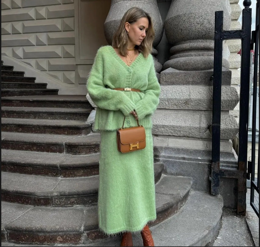 Dame stickad klänning med djup V-ringning och mjukt mohair-material Mirla-Eva Jonsson
