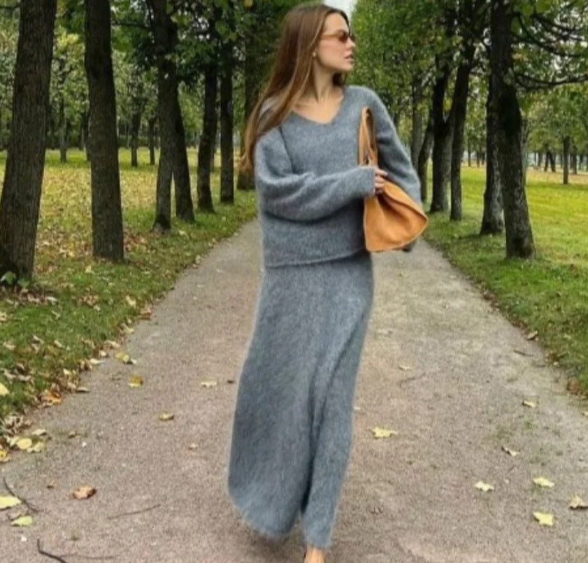 Dame stickad klänning med djup V-ringning och mjukt mohair-material Mirla-Eva Jonsson