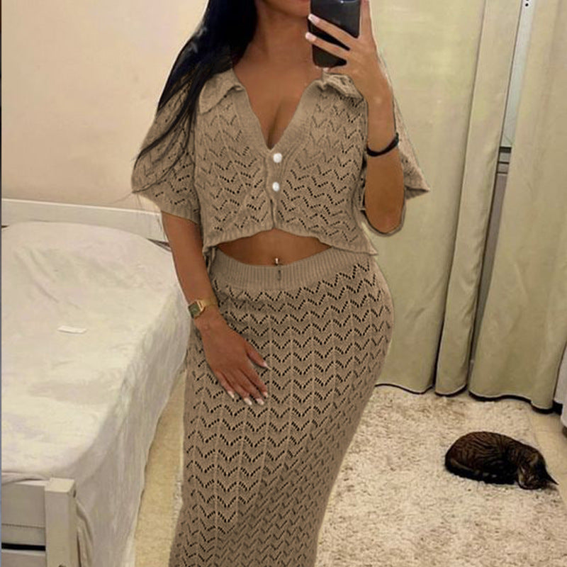 Dame stickad klänning med höga sidoklyftor och modernt hålmönster Mirla-Eva Jonsson