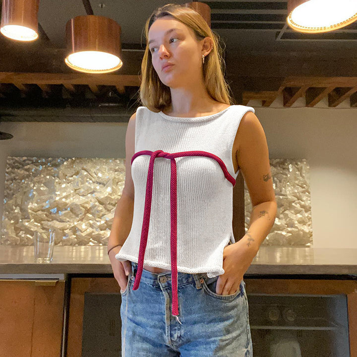 Dame stickad topp med raffinerade knut- och rosettdetaljer Mirla-Eva Jonsson